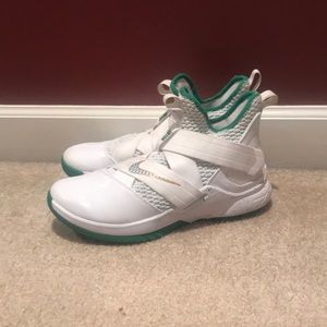 Nike LeBron soldier 12